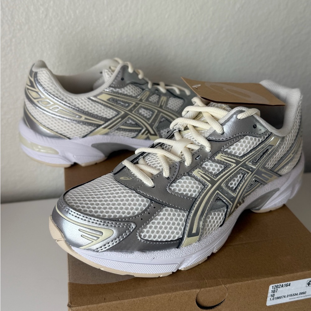 ASICS unisex  GEL-1130 Cream and Silver Athletic Shoes women 10 men’s 8.5 - Picture 2 of 5